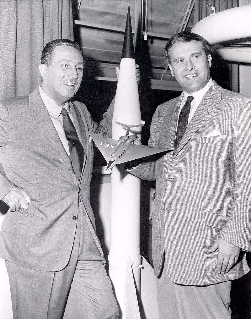 Disney y Von Braun. Wikimedia Commons